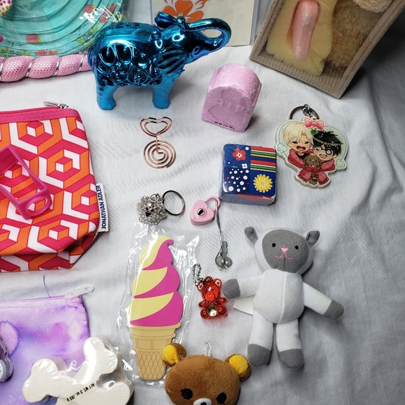 Tween/Teen Variety Bundle Bath, Hair, Bags, Room Decor, & More 4Pd Bundle - Picture 7 of 13